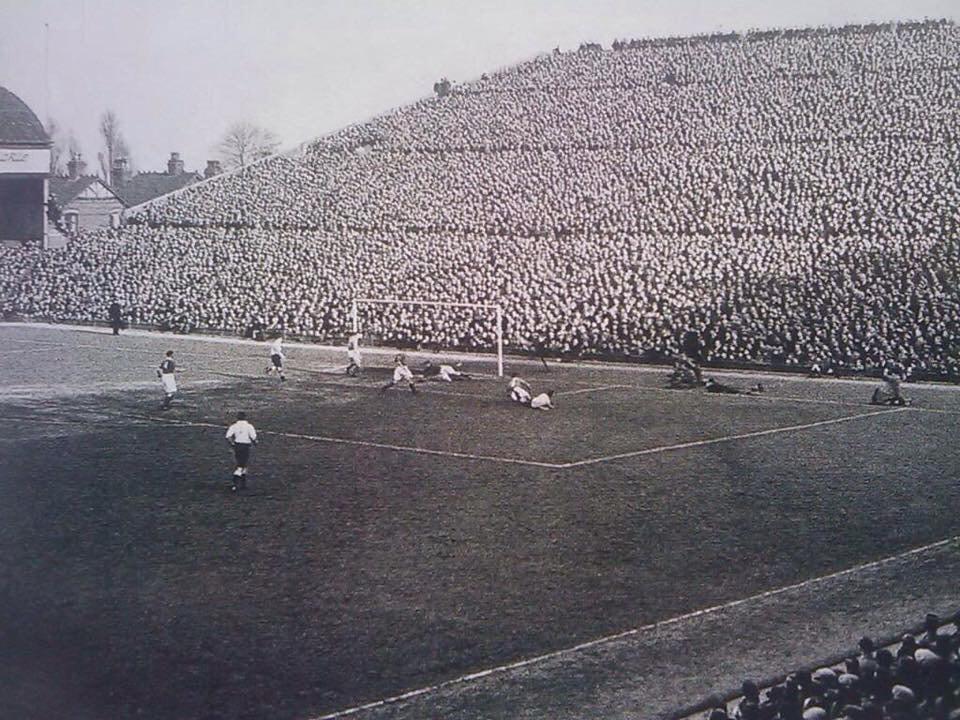 CasualUltra_'s tweet photo. The old Holte End at Aston Villa, held 30.000 in one stand! #AVFC http://t.co/p6K3bZf2tM