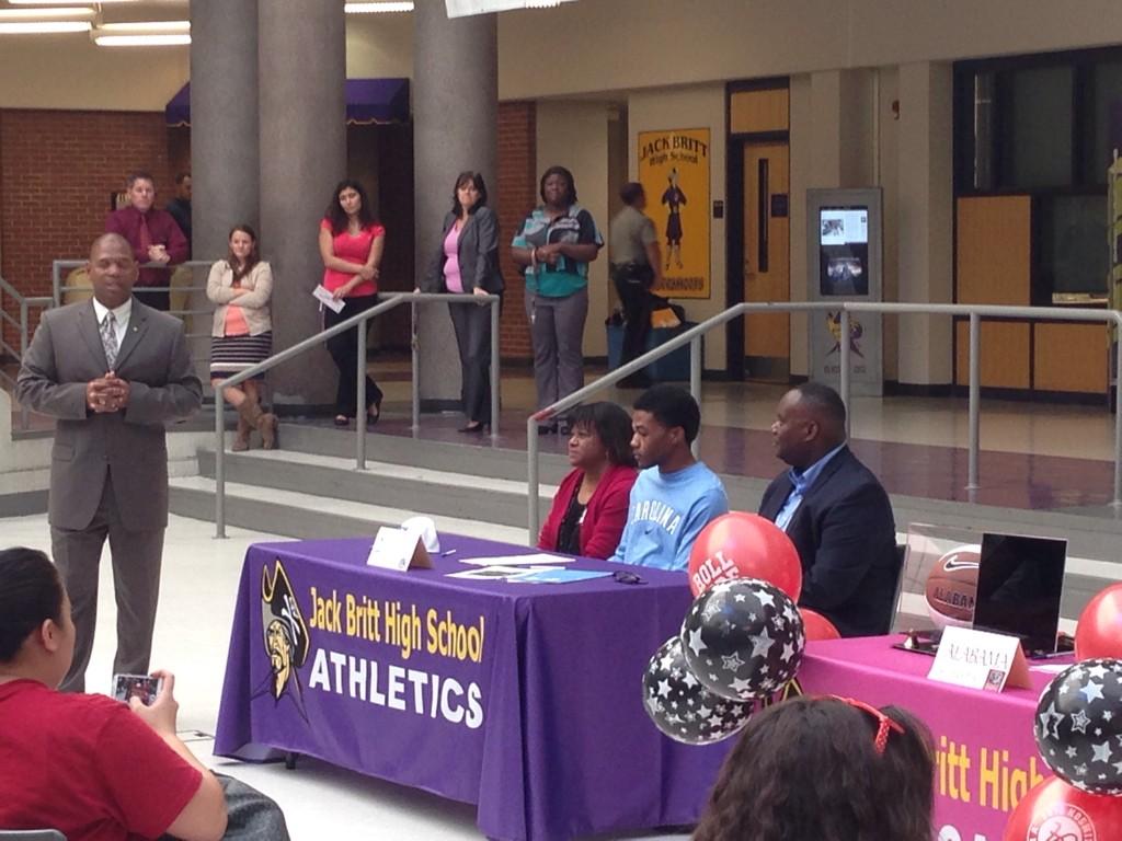 joe_myrtle's tweet photo. Congrats to #DShaw sign with UNC #britt http://t.co/RX2aGT97vV