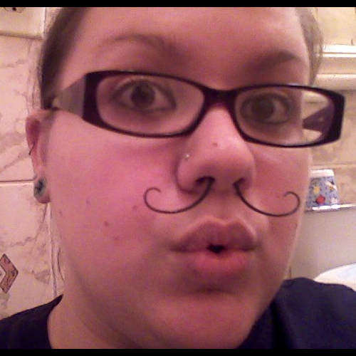 EsehEva's tweet photo. ik wil een septum piercing zodat ik dit kan doen http://t.co/JtDoESHW3G