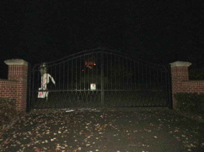 JusticeNovikova's tweet image. Gate of #RakhatAliyev coconspirators&apos; mansion in Virginia USA on Halloween with effigy. #KGB #Kazakhstan #Hourani