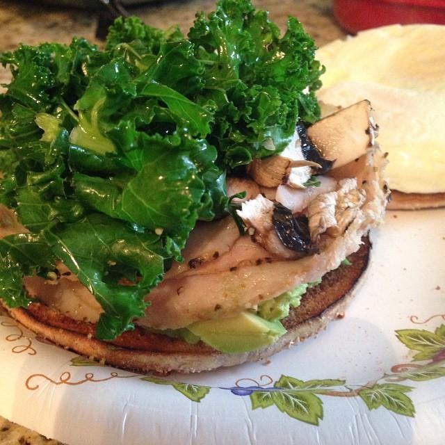Alcatranrod's tweet image. 💣 breakfast sandwich 💣 #kale #2eggs #avocado #turkey #portabella #cayenne #chefSassy #solomission #foodporn #yum ...