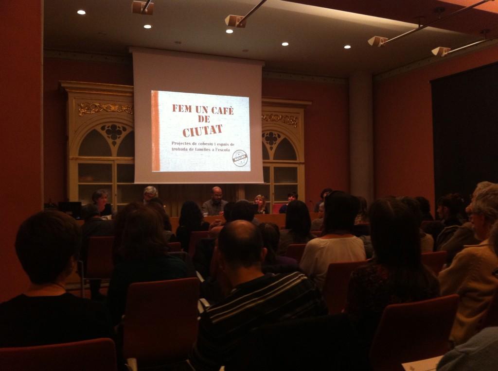 Parlem de la participació família-escola per a l'èxit educatiu en la presentació del llibre "Fem un cafè de ciutat"