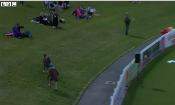 BBCSport's tweet photo. This stunning one-handed catch earned a spectator $5000 - Watch it here: (UK only) http://t.co/qZ69bj0tTv http://t.co/WTdT8GYCLM