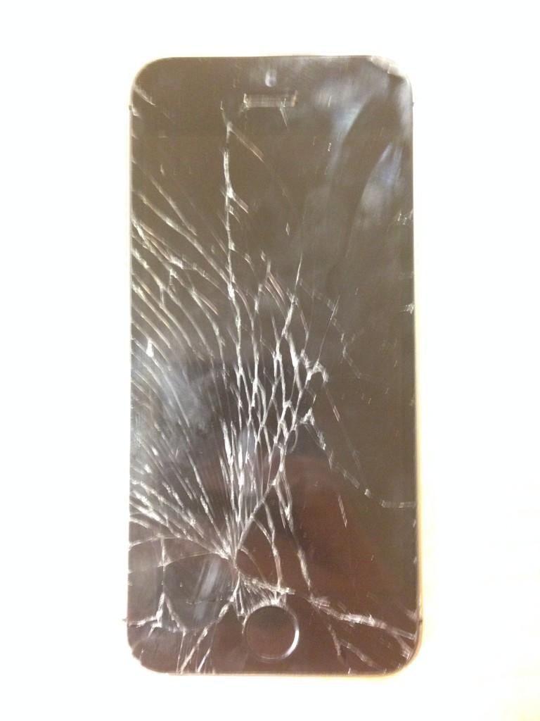 jschneid87's tweet photo. @izzychrisbens 's phone didn't have a single crack until just now. Rough http://t.co/DNIhflCUuA
