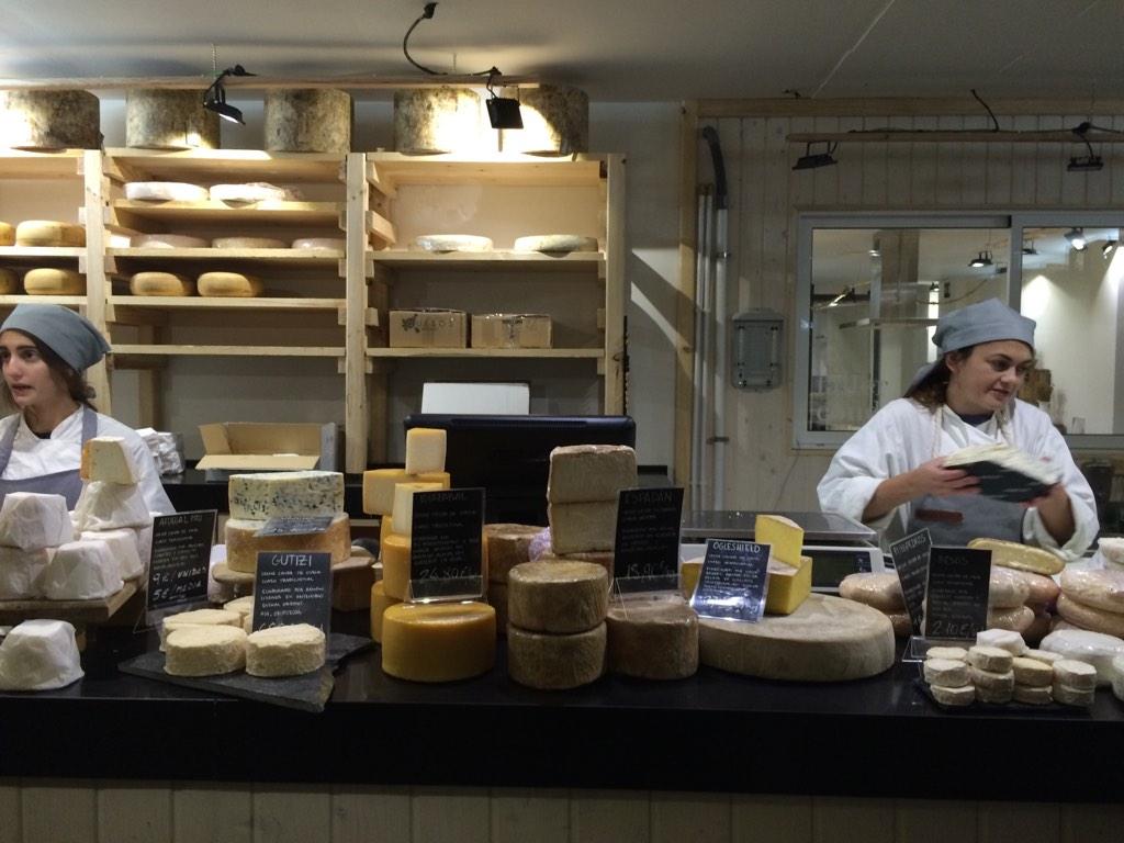 Preparando el #DiadelQueso desde la @queseriaCD @_justinodiez <a href="/pilarmorgar/">Pilar Moreno⚡️</a> <a href="/quesosLaRueda/">Quesos La Rueda</a> <a href="/caminosQUESO/">Caminos del Queso</a> en #Valencia