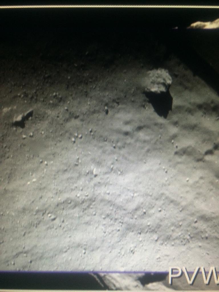 CNEWS's tweet photo. Le robot #Philae a dévoilé une nouvelle image de la comète, qq secondes avant l'atterrissage (via @citedessciences) http://t.co/94zNOIvyWH