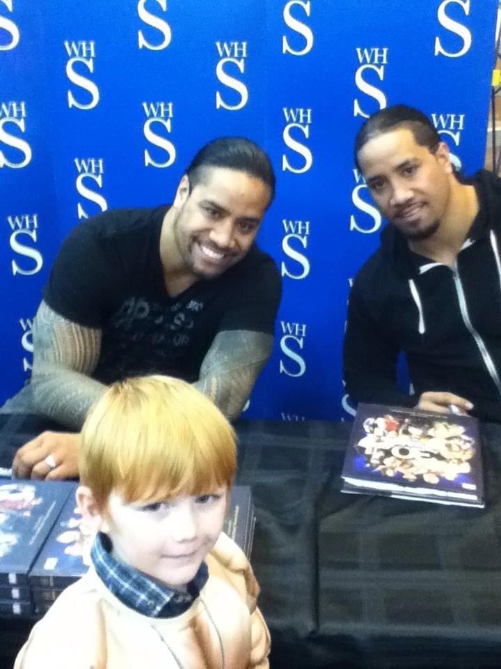 JennaElliott5's tweet photo. @WWEUsos nephew met the usos today, first in line! He's chuffed http://t.co/7Ss69L4tPw