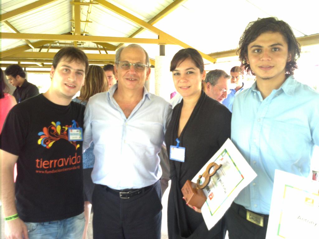 joseobregon90's tweet photo. TierraVida en el evento Greenovators 2014 en la universidad EARTH #FundTierraVida #greenovators2014 #u_earth #elBID http://t.co/RebAagGafp