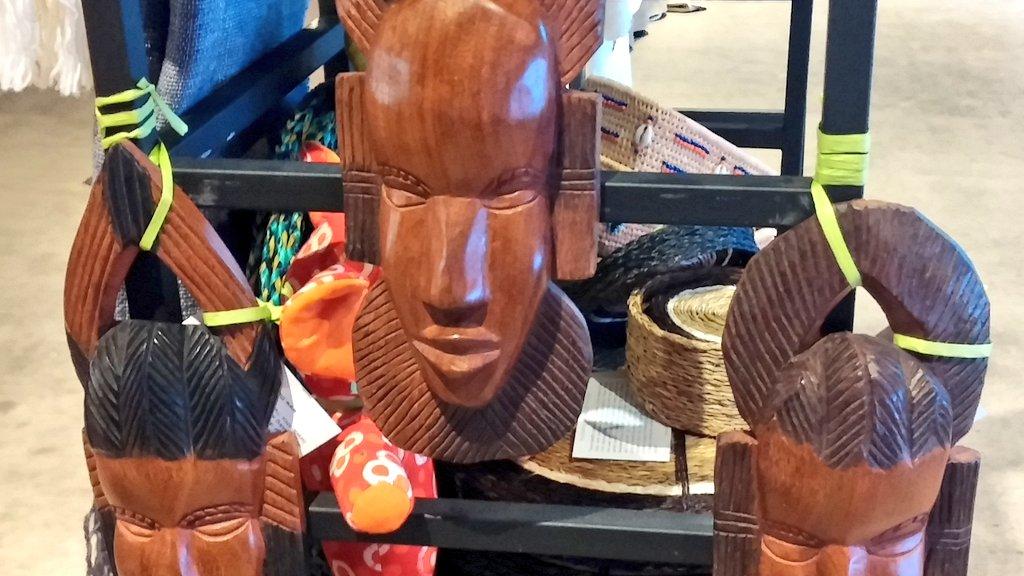 DHI_Inc's tweet photo. A few more great items at the #africanbazaar benefiting @VossFoundation #whwny #gifts  http://t.co/ht45dFBh0C http://t.co/7NQWGgcUlP