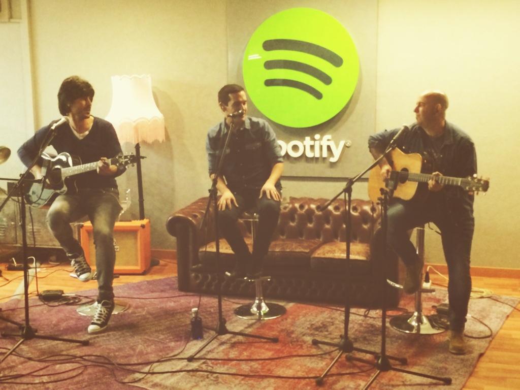 AnittaRuiz's tweet photo. "@telva: Los chicos de @MalditaNerea en acción @SpotifySpain #Spotifysessions #spotifycoach http://t.co/z0r9J5KCib" ¡Planes de miércoles!