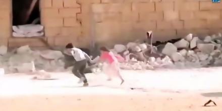 buzzactus's tweet photo. Héroïsme: En Syrie un garçon brave les balles d'un sniper pour sauver une fillette - http://t.co/nCKD3TxUBY - buzzly http://t.co/xV5J6ZXDEV