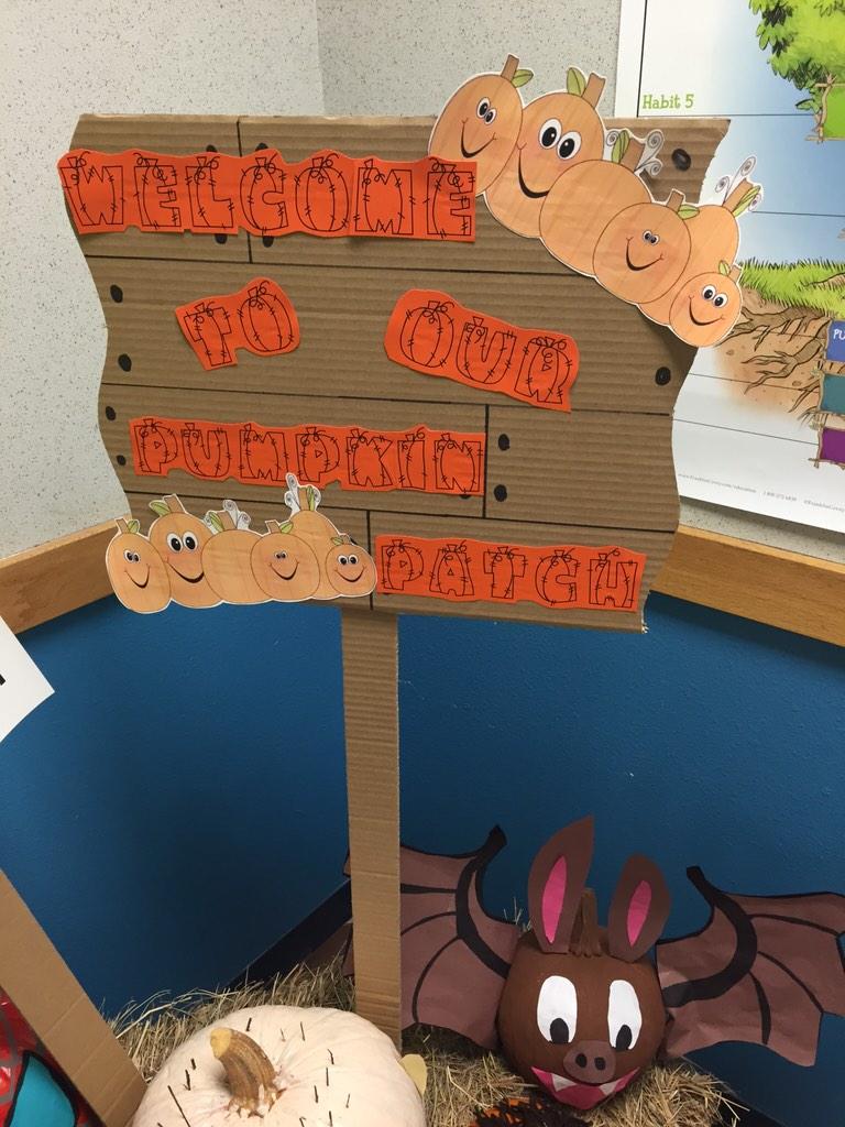MsEdelen's tweet photo. DSE loves reading! Check out our favorite character pumpkins! http://t.co/vcHlEXlko0