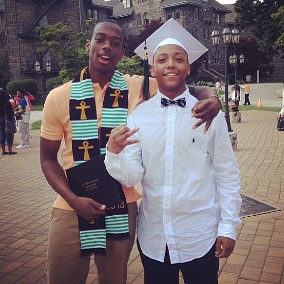 MediasNew's tweet photo. 🎓👏zell&amp;tone http://t.co/fhjMo8YIIu