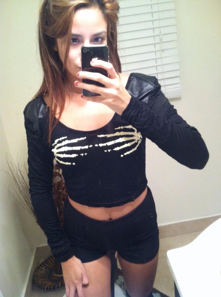 alexamees2's tweet photo. My new fave shirt finally came in 💀😈 #handzonthab00biez #whichidonthave #butWHATEVA http://t.co/3rCDhghiTw
