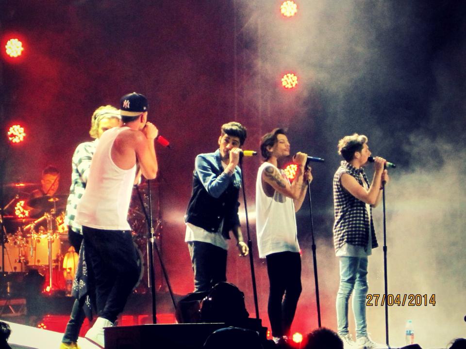 harvylouist's tweet image. #CombateTraeAOneDirection PORFAVOR APOYENOS LES COMBIENE A USTEDES Y A NOSOTRAS