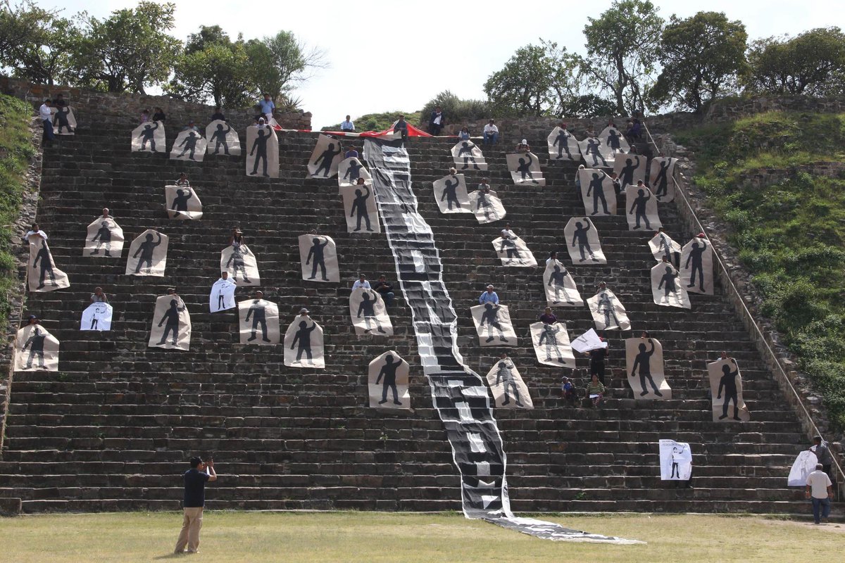 alexmelon's tweet photo. Intervienen la zona arqueológica d Monte Albán x #Ayotzinapa #AccionGlobalporAyotzinapa #YaMeCanse Fotos: Cuartoscuro http://t.co/qZjmgFowYo
