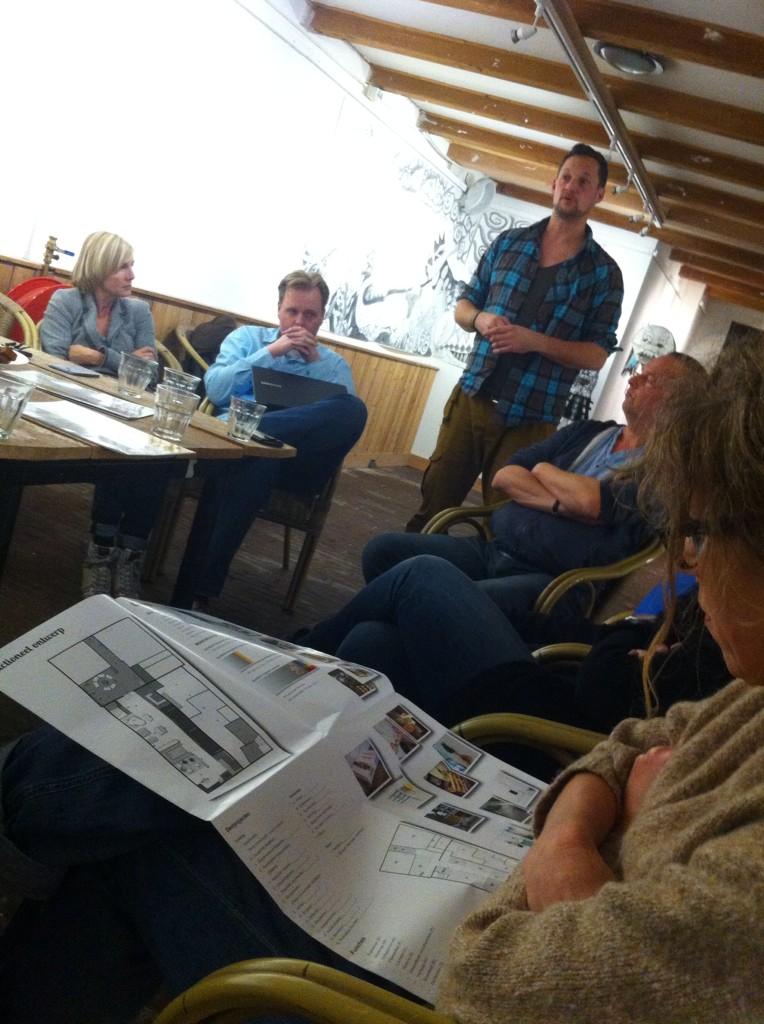 Samen verder met plan Bierkade Centraal! Initiatiefnemer Mark Werner licht het toe aan de huurders. #broedplaats