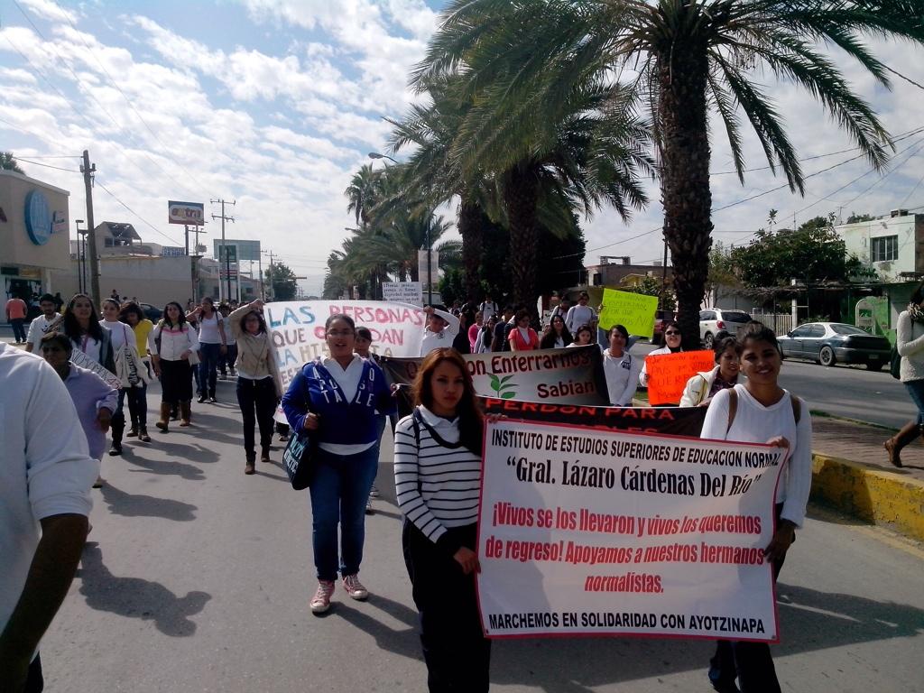 CedupLaguna's tweet photo. Se realizo con éxito la marcha en solidaridad #TodosSomosAyotzinapa  vivos se los llevaron, vivos los queremos http://t.co/1jBhFurISb