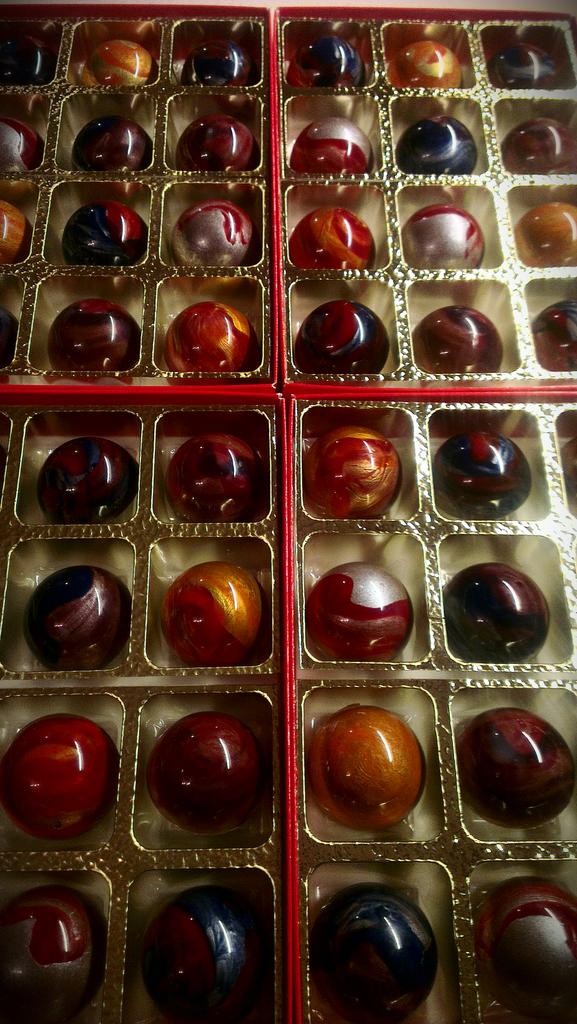 ChocLovesChilli's tweet photo. Mmmmm, chocolates all boxed and ready! Delicious! #handmade #truffles http://t.co/yhmVmQ7tdt