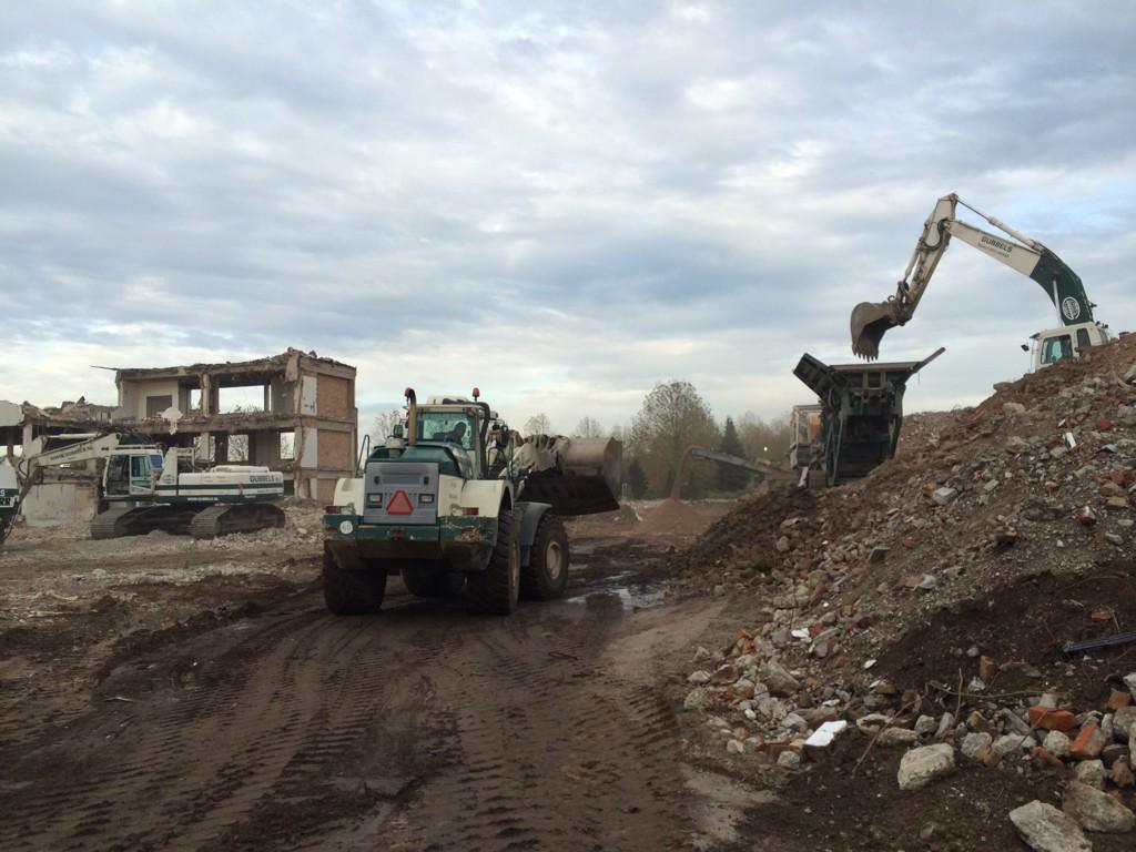 "<a href="/gubbelsbv/">Gubbels</a>: Sloop en ondertussen ook breekwerkzaamheden in Oss. " En bouwen aan de andere kant, mooi gezicht.