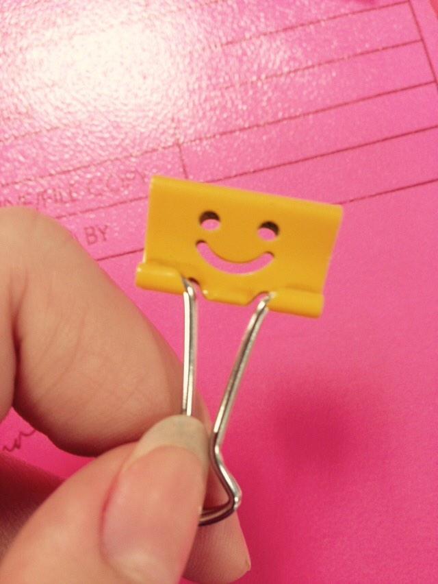 IndiaSeely's tweet photo. When you're feeling down, just look how happy this paper clip is and you'll remember all that is good in the world 🌍 http://t.co/xf3QcwgtzG