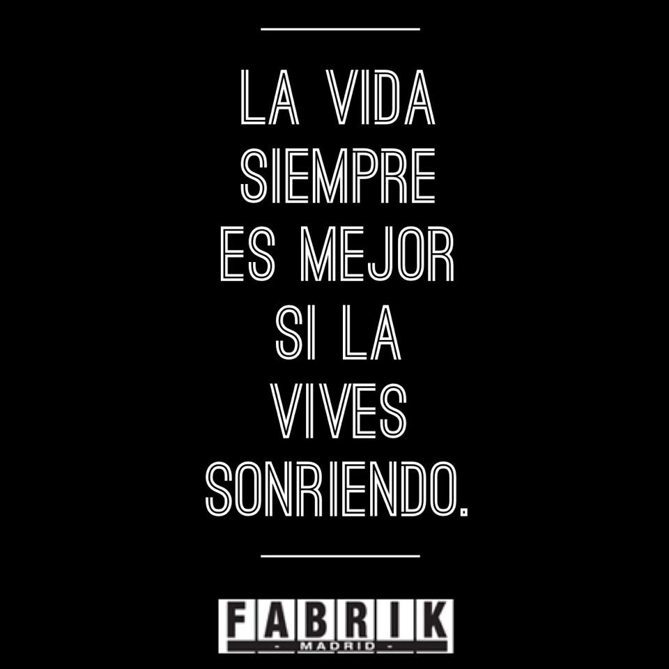 fabrikdiscoteca's tweet photo. La vida siempre es mejor si la vives con una sonrisa. 
A sonreír todo el mundo !! http://t.co/0N6BzDxusu