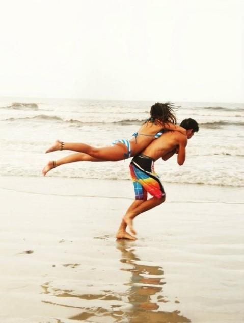 Alumnoes's tweet photo. Emotiva foto de un novio enseñando a su novia tetrapléjica que ella también es una heroína y puede volar. http://t.co/jvOATfeUNm