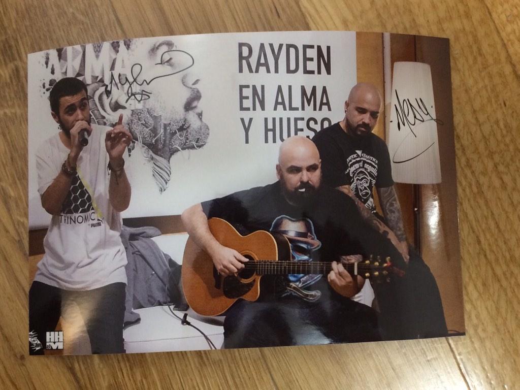hhMadrid4's tweet photo. ⚠️SORTEO⚠️ #Rt + #follow para llevarse 1 o 2 fotos de @RAYDEN_A3Bandas @Mediyama @djm3sh FIRMADA !!! #EnAlmaYHueso http://t.co/yZv4kylDdh