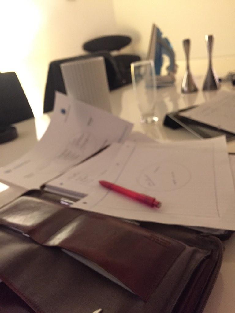 DanielBirkholm's tweet photo. Digital iværksætter med masser af notepapir 🙈 #klartilenydag #mødeforberedelse http://t.co/FmLjh5DoSq