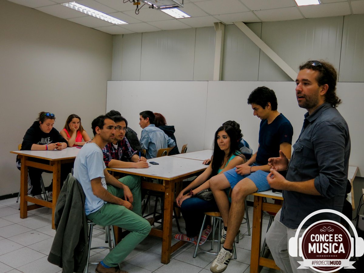 ProyectoMudd's tweet photo. Diseño UDD y Periodismo trabajan en conjunto el formato motion graphic. Gran alianza entre las carreras #ProyectoMUDD http://t.co/yaDUUFzoui
