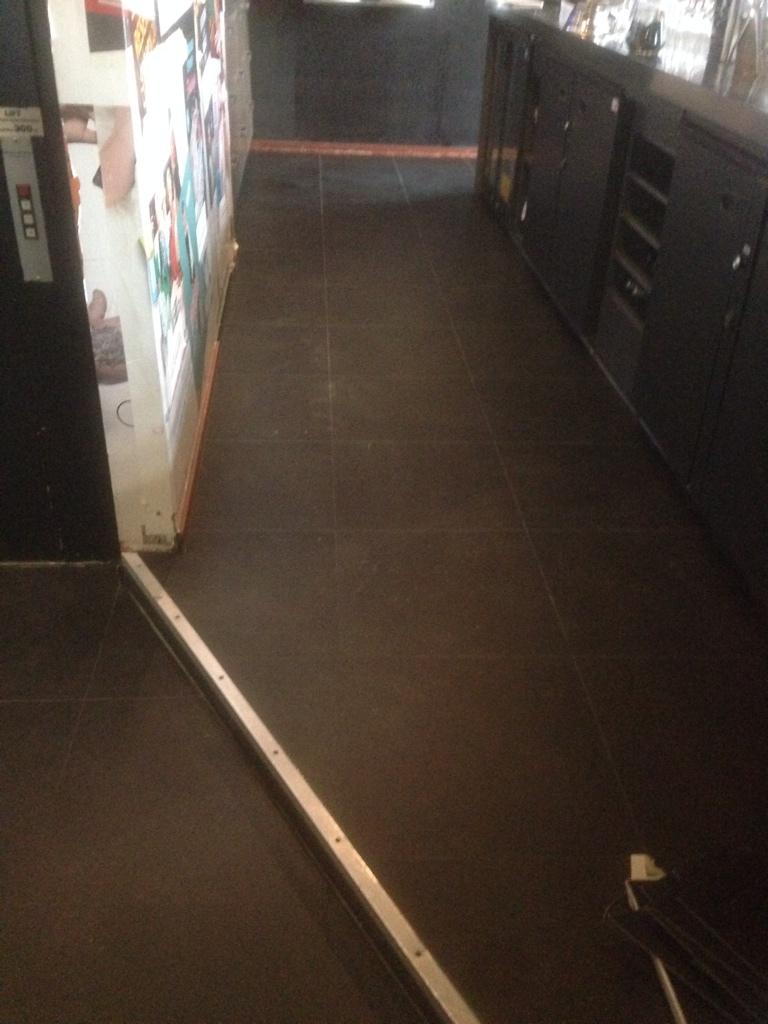 vloerpvc's tweet photo. Achter de bar bij schouwburg Venray #moduleo #pvc #vloeren  verlijmt met #uzin ke2000s http://t.co/RdWGlivTgp