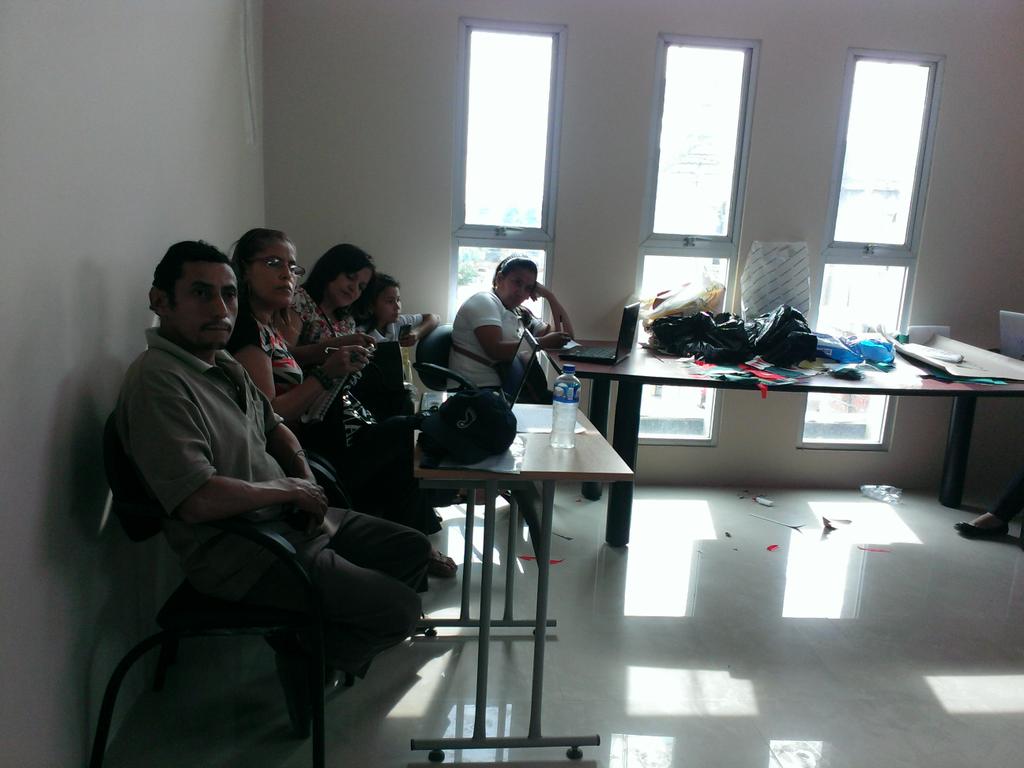 isladebejucal's tweet photo. Continúan el curso práctico de computación. http://t.co/eprT9OZIyC
