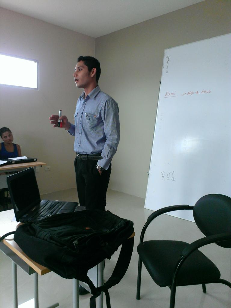 isladebejucal's tweet photo. Continúan el curso práctico de computación. http://t.co/eprT9OZIyC