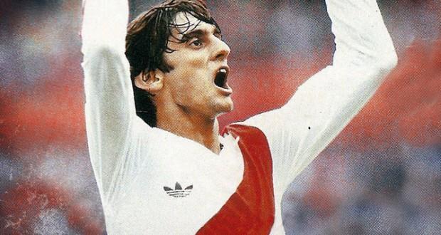 RiverSuHistoria's tweet photo. Su 1er título en River fue el recordado campeonato de 1985/86, del cual fue el goleador con 25 goles #FelizCumpleEnzo http://t.co/G66Rh19Bx1