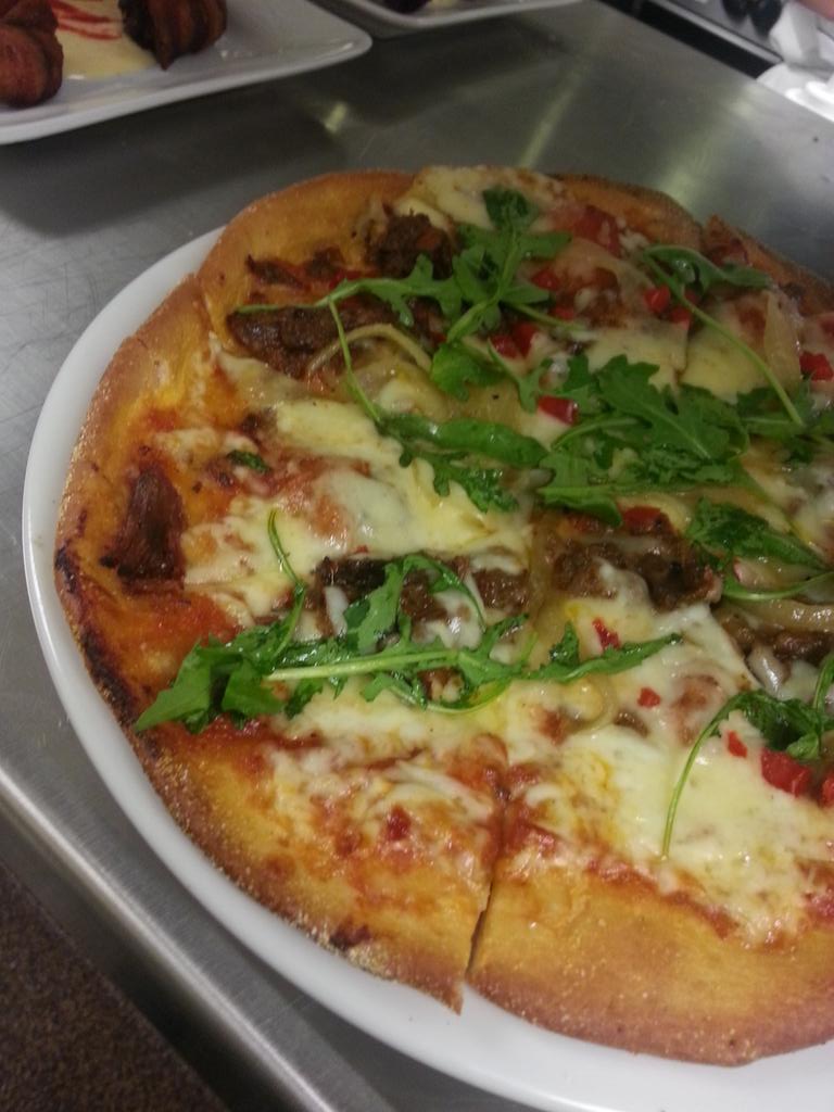 jjsrestaurantkc's tweet photo. The pizza is back... #jjsisback http://t.co/JqVEYz2LdU