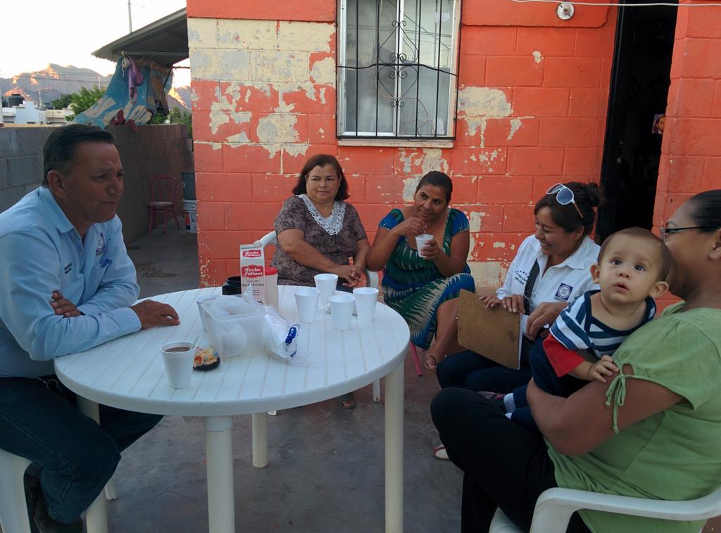SEDESSONG's tweet photo. El coord @JORGERODMACIEL Platicando con vecinos del comité Mision del Sol #VamosJuntos #GobiernoCiudadano http://t.co/QJu0bJPFGY
