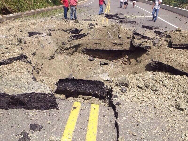 PalomaValenciaL's tweet photo. Nos envían desde Puerto Valdivia Antioquia en la vía Caucasia-Medellin atentado terrorista
#LaPazDeSantos http://t.co/YPw2FxlsXr