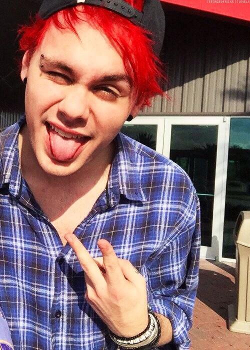 🍕🍕🍕🍕

<a href="/Michael5SOS/">michael clifford</a> 

your hair is red
mine's blue
if this gets 500+ retweets
will i get a follow from you? 
ily

🍕🍕🍕🍕