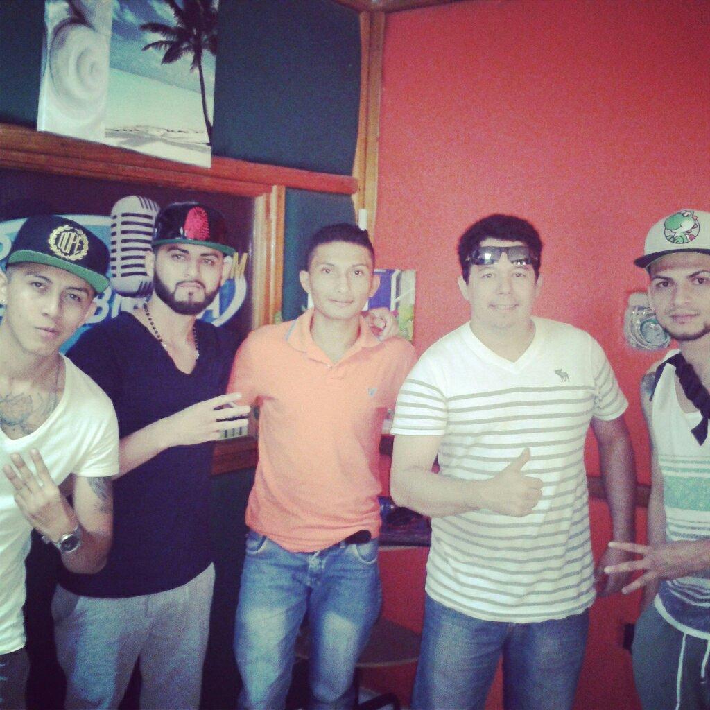 Entrevistando a los chavos de @Tr3zMusica ft <a href="/LaComandanciaSV/">La Comandancia</a> con lo mas reciente #QuePenaMeDa en <a href="/RADIO_FABULOSA/">Radio Fabulosa SV</a>