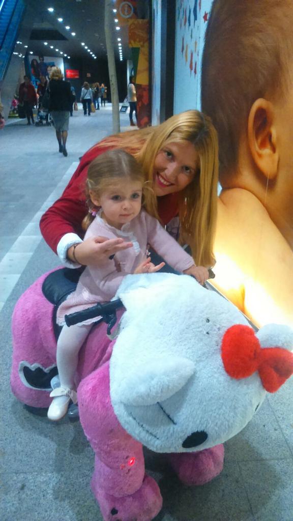 Alejandra8725's tweet photo. Dia de Shoping cn mi princesita Blanca¡¡ #qtequieromuñecamia http://t.co/NdDhu90VP3