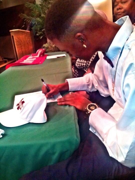 WHO_BIGGDREAK's tweet photo. ๐๐๐ฏ๐๐๐๐๐๐๐ #ProudBigBrother #SigninDay #MississippiSTATE http://t.co/l8ccuaMkaA
