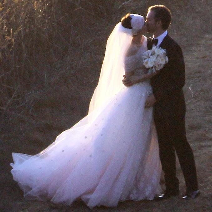 Happy birthday to Anne Hathaway, one of the all-time most beautiful brides! 