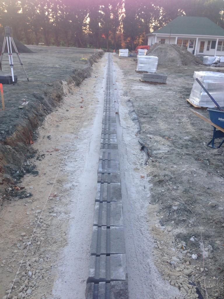 iMowGroup's tweet photo. @techobloc @paverpete1 #minicretaplus wall for days! #straightasanarrow #TechoPro #hardscapelife #BestInTheBiz #wow http://t.co/BPslJ7XvUd