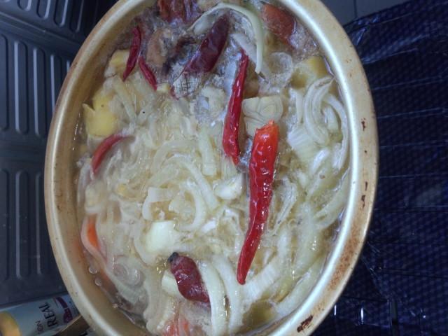 tamerou's tweet image. 鶏ガラスープの中に牛すじと鳥皮と人参と玉ねぎとジャガイモを入れました。あとはカレールーを入れるだけです。味見をしましたが、そのままでもいけます。 ＃カレーちゃんこ  ＃カレーちゃんこ  ＃カレー鍋