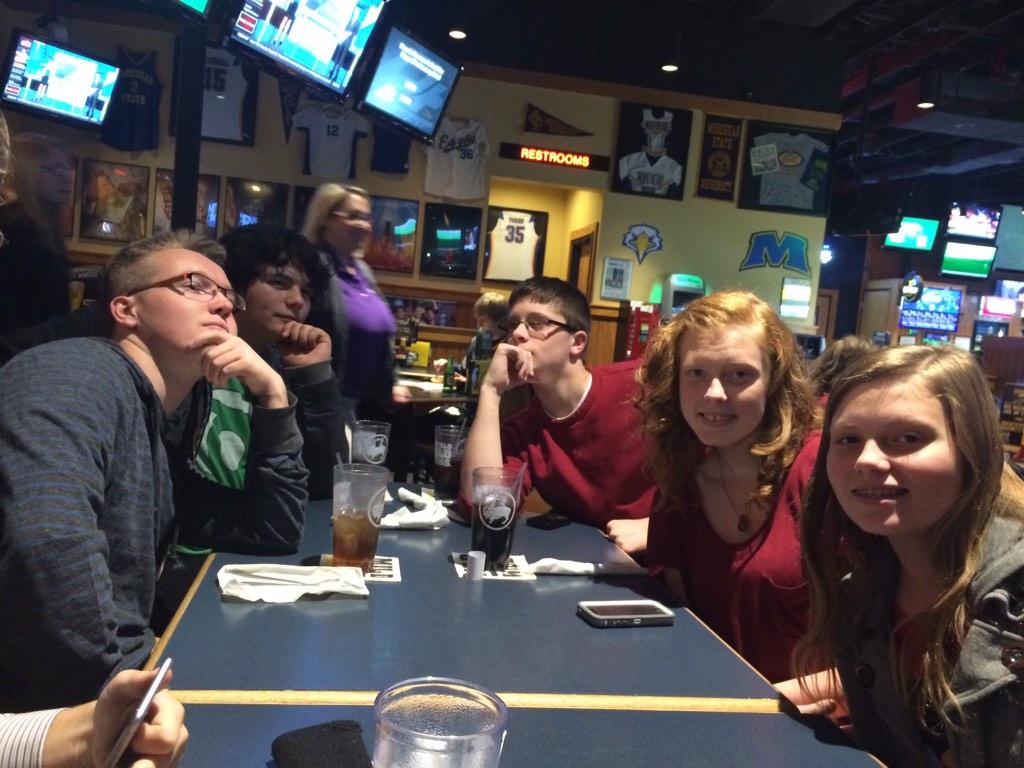 mocobands's tweet photo. Dinner before the Maraca2 concert! http://t.co/OtaefTbBIO