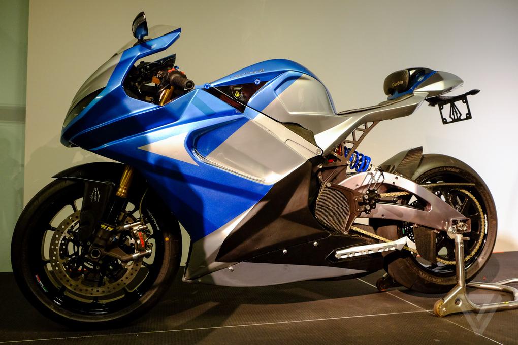 autodesk's tweet photo. 218 MPH! @LightningMotorc shows off world's fastest production electric motorcycle. http://t.co/aeLtx8mDxZ via @josh http://t.co/AhjPHrzUYV