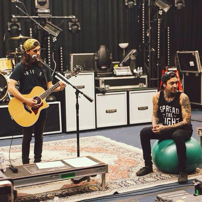piercethevic's tweet photo. Me and @tonyperry workin' that core during rehearsals 📷 by @elmakias http://t.co/upRFHq9A3X