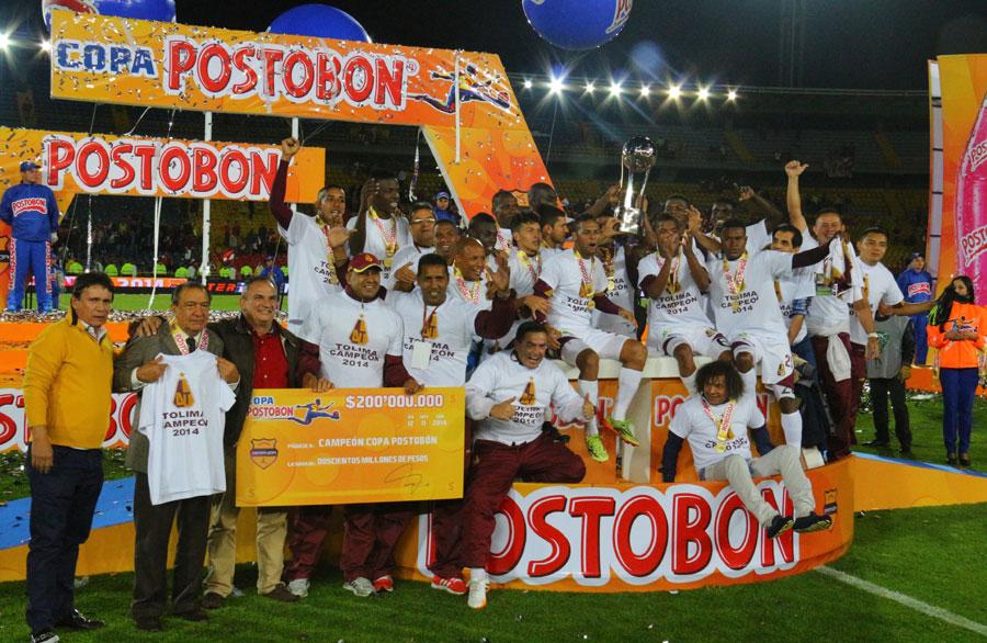 GoalColombia's tweet photo. Tras un vibrante partido en El Campín, @cdtolima se coronó por primera vez en la #CopaPostobon
http://t.co/75HoYs8LZK http://t.co/NbnljC6IR0