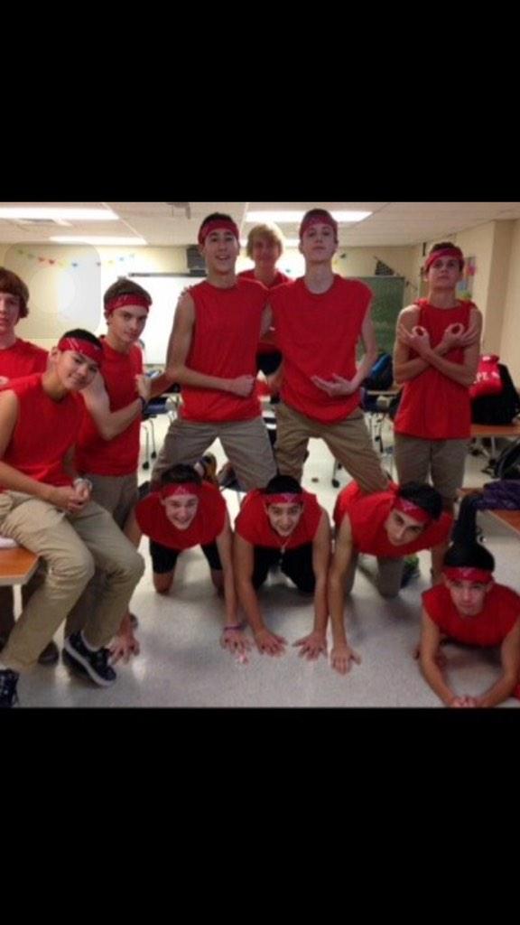Dienes_vp's tweet photo. Didn't know they could fit so much muscle in one pic http://t.co/mZ8hqzOXFu