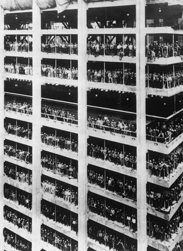 HistoryInPics's tweet photo. 3000 men who helped build the 810ft high Chase Manhattan Bank in NYC stand in the window spaces of the building, 1964 http://t.co/A5W6naYMpJ